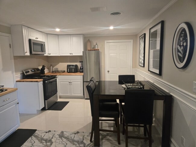 Building Photo - 240 Boca Ciega Ct Unit Private Quite Luxury Furnished Apartment