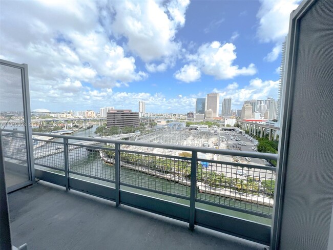 Building Photo - 690 SW 1st Ct Unit 1511