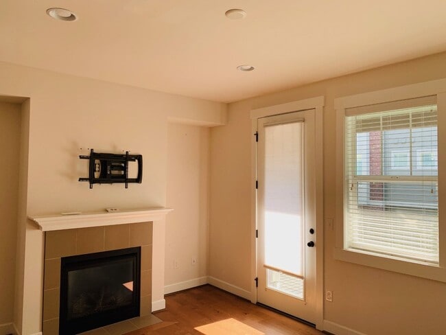 Photo - 3 bd 3 bath townhome Issaquah highlands