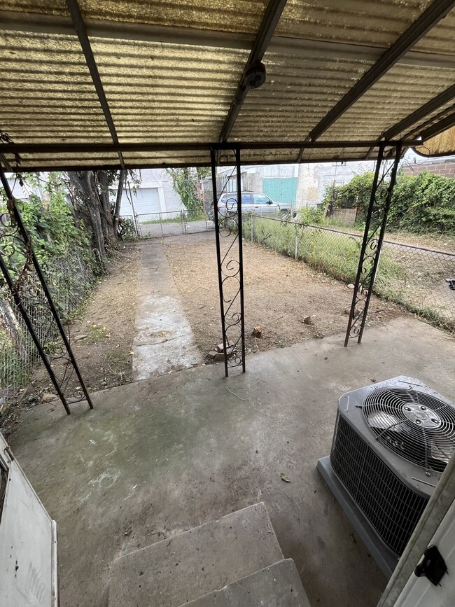 Photo - 3030 W 2nd St