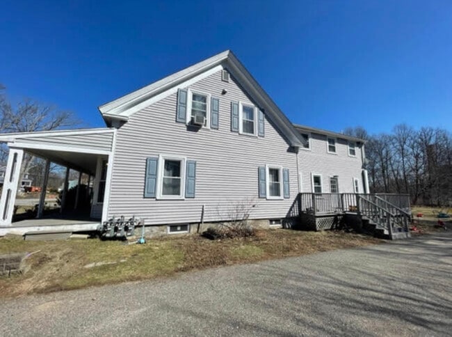 La terraza forma parte de la unidad de la planta baja - 647 N Main St Unidad 2 Upper