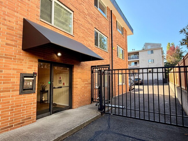 845 NE 125th St