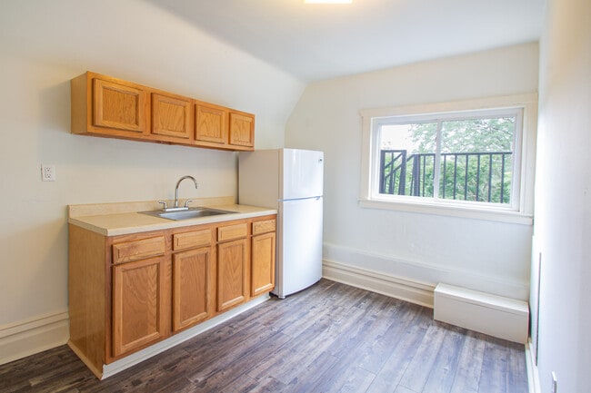 Building Photo - 421 Peebles St Unit #3