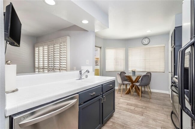 Photo - 5455 Sylmar Ave