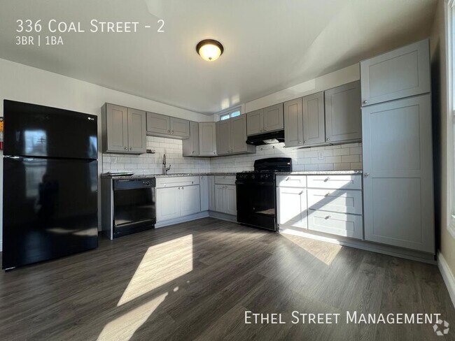 Building Photo - Spacious Newly Renovated 3 Bedroom Apartment Unit 2