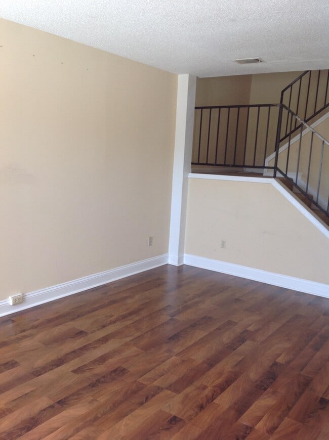 Photo - 323 Beverly St