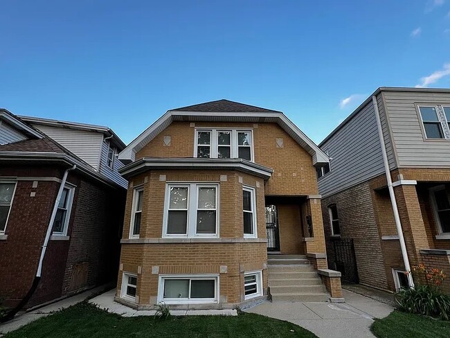Building Photo - 3049 N Kenneth Ave Rental