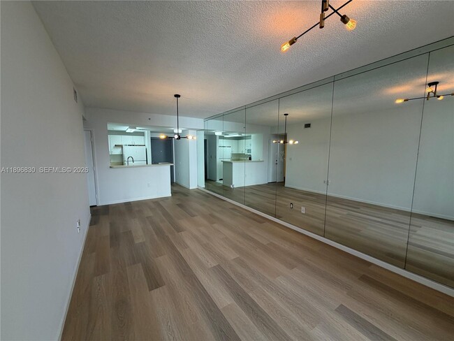 Building Photo - 185 SE 14th Ter Unit 1411