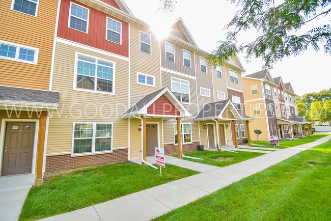 3 Bedroom 2.5 Bathroom Townhome in West De... - 3 Bedroom 2.5 Bathroom Townhome in West De...