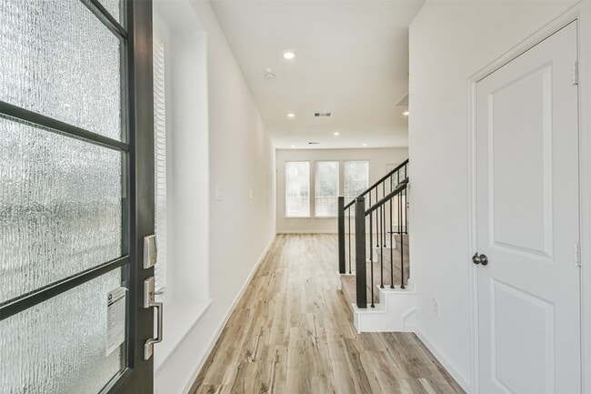 Photo - 678 Royal Arch Dr