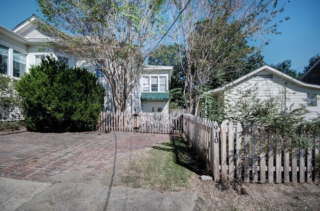 Photo - 910 Carlisle St