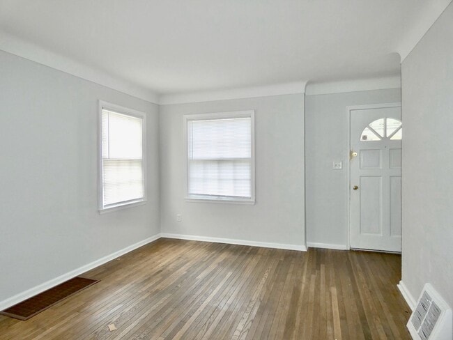 Building Photo - 2211 W Sylvania Ave Rental