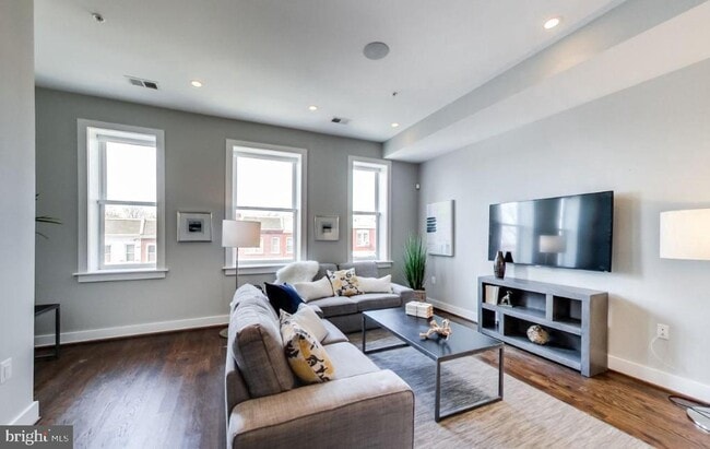 Building Photo - 726 Girard St NW Unit 2 Rental