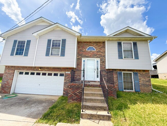 Building Photo - 4 Bedroom 3 Bathroom Home!