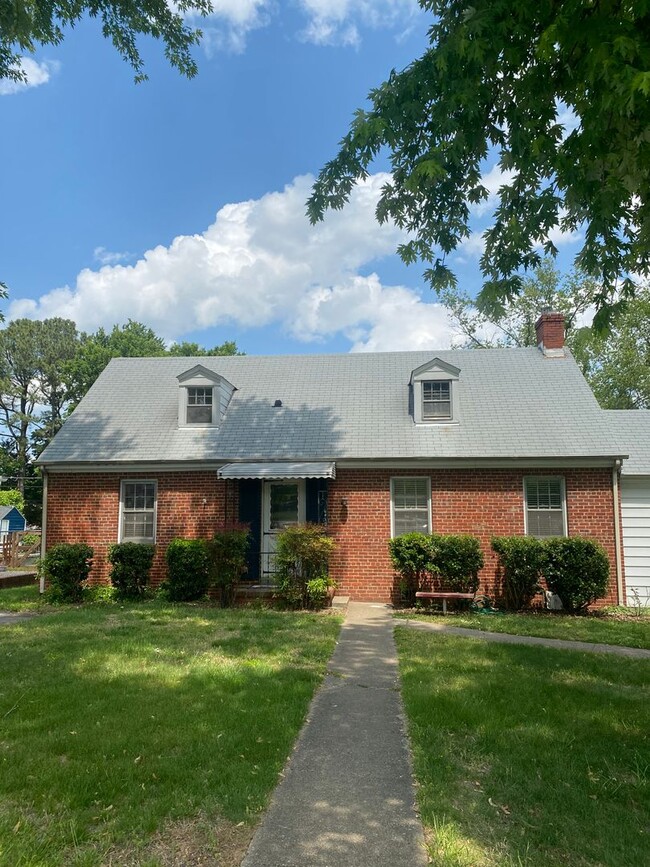 Building Photo - Adorable Capecod 4 bdrm/1.5 bath Home w/Office Located on Monument Ave. Near Willow Lawn!