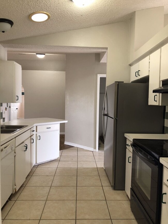 Photo - 3 Bed 2 Bath Home | Pet Friendly with Fenced Yard | Washer Dryer Hook Ups | Section 8 Welcome