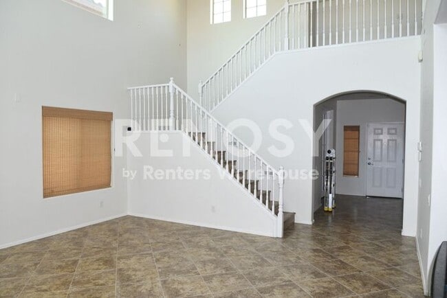 Photo - Ideal 4Br+Den+Loft 3.5Ba 2.5Cg Home with Solar Near Happy Valley and Loop 303 in Peoria