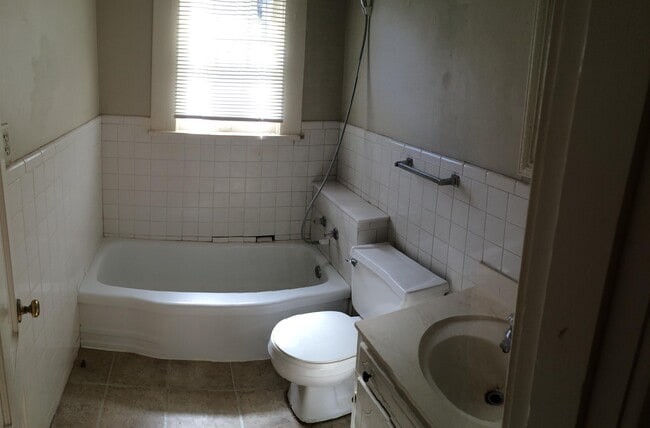 Photo - 831 Watkins St