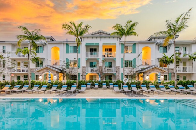 Catch the Florida sunset's by the pool or on your private balcony. - Windsor 335 Apartments