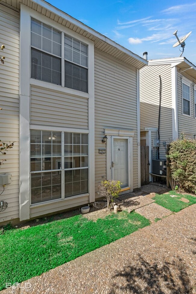 Photo - End Unit in Cobblestone