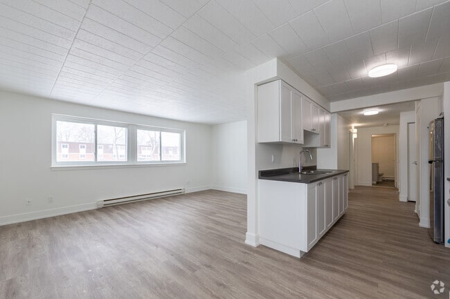 2BR, 1BA - 910SF - Living Room