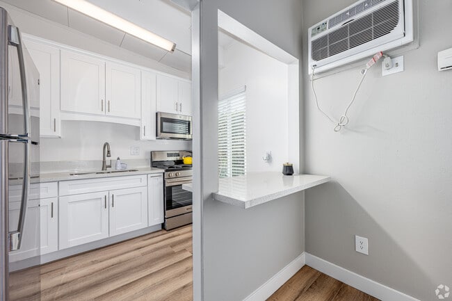 Studio, 1BA - 525SF - Dining Room - The Marquee Apartments