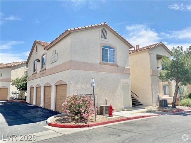 Building Photo - STUNNING 3 BEDROOM, 2 BATHROOM CONDO WITH ...