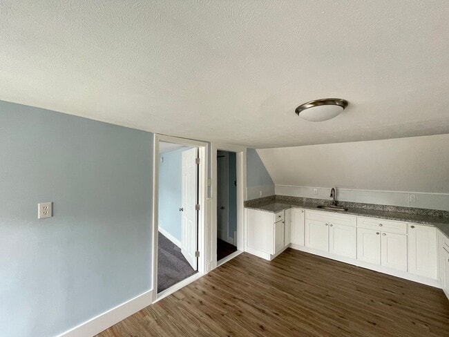 Photo - 139 W Hollis St Unit 3