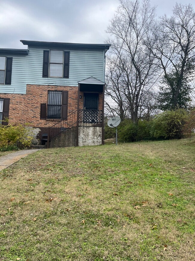 Building Photo - 2 Bedrooms 1 1/2 Baths Townhouse Minutes To Downtown Nashville, Tn