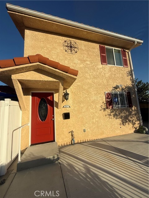 Building Photo - 746 W 4th Ave