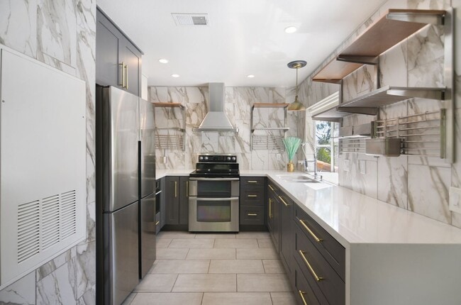 18 Corniche Dr
