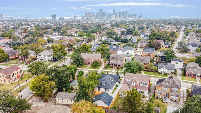 Photo - 2606 Oakdale St