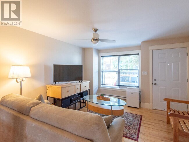 Photo - 320 Queen St