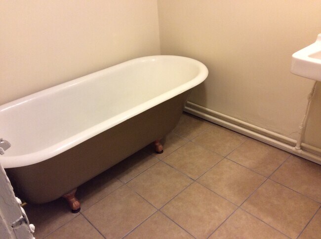 Bathtub - 418 S Commercial St