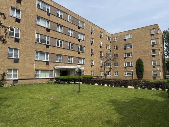 Building Photo - 6160 N Damen Ave Rental