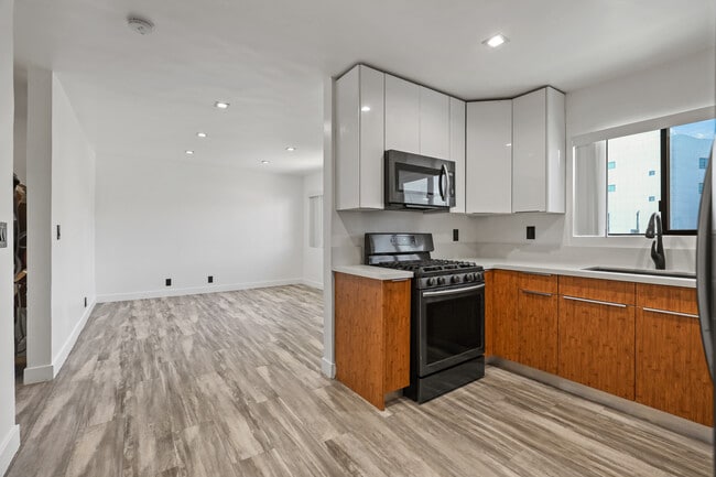 2BD x 1BA (UNIT 3 taken) UNIT 6 is available - 830 Bartlett St.