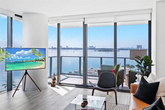 Building Photo - 650 NE 32nd St Unit 707