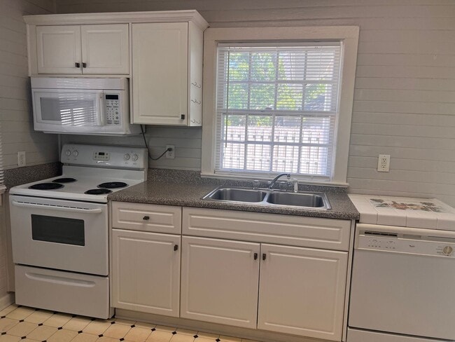 Photo - 223 Holt St