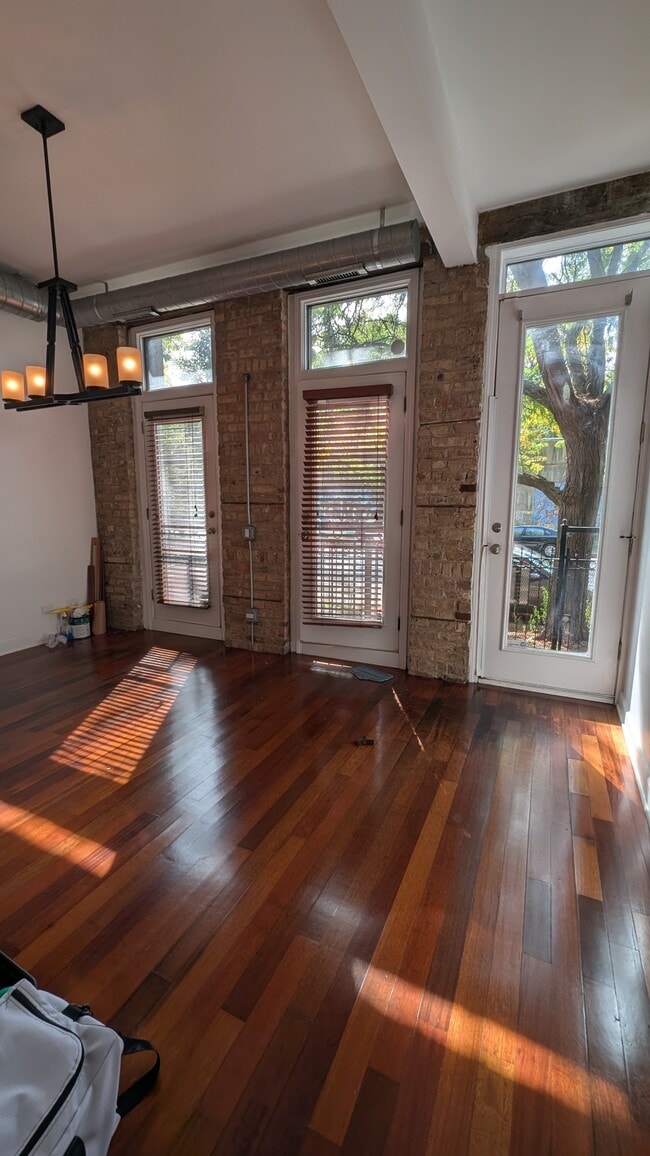 Building Photo - 1222 W Hubbard St Unit 1F