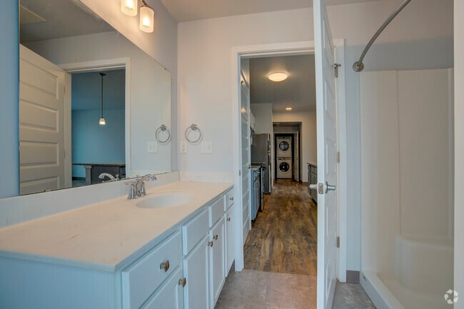 2BR, 2BA - 850SF - Bathroom - Marketplace Apartments