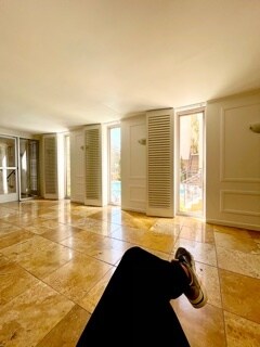 Área de salón con vista a la piscina - 1000 S Westgate Ave