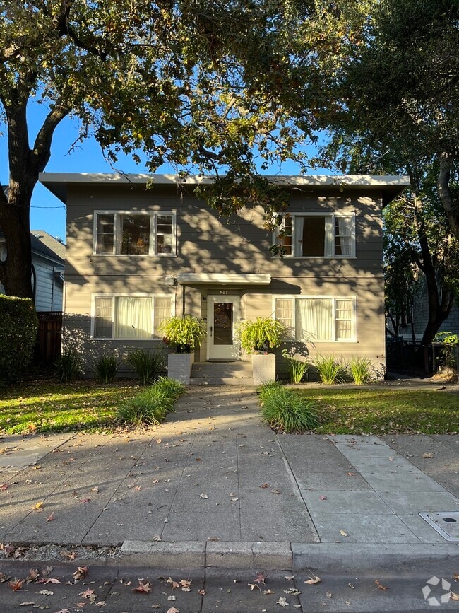 Building Photo - 807 Cherry St Unit D Rental