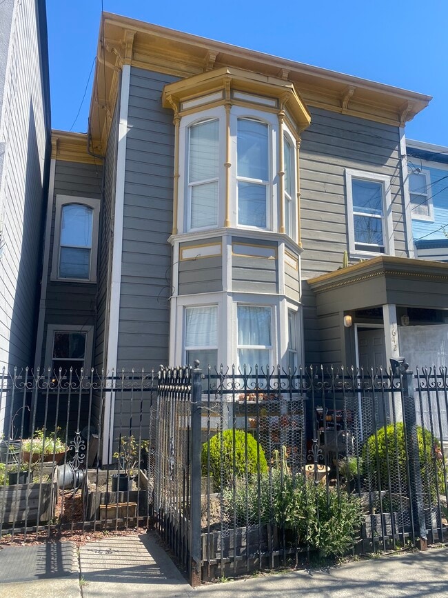 Building Photo - 1642 12th St Unit 1642 12th St Oakland Rental