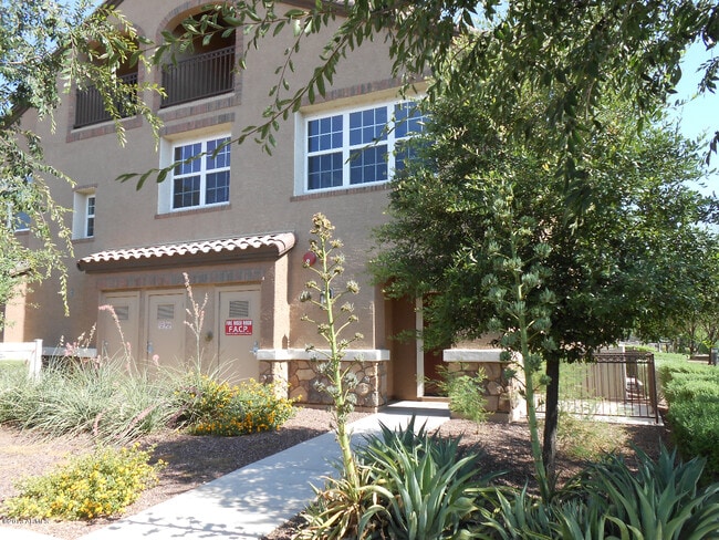 Building Photo - 2670 S Voyager Dr