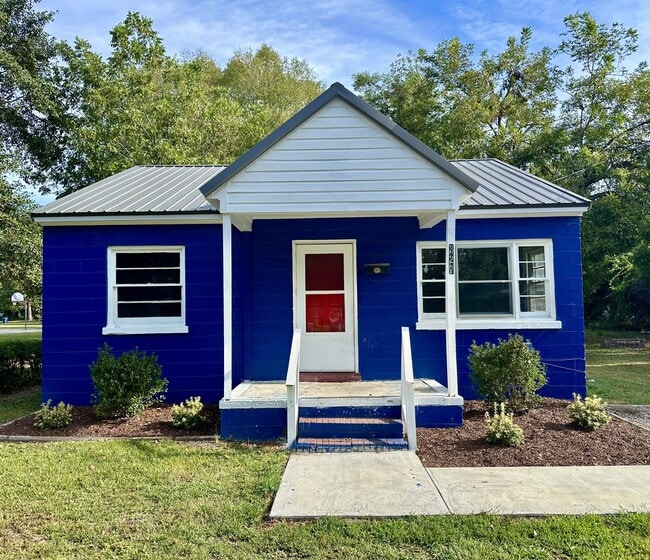 Photo - 327 Finch St SE