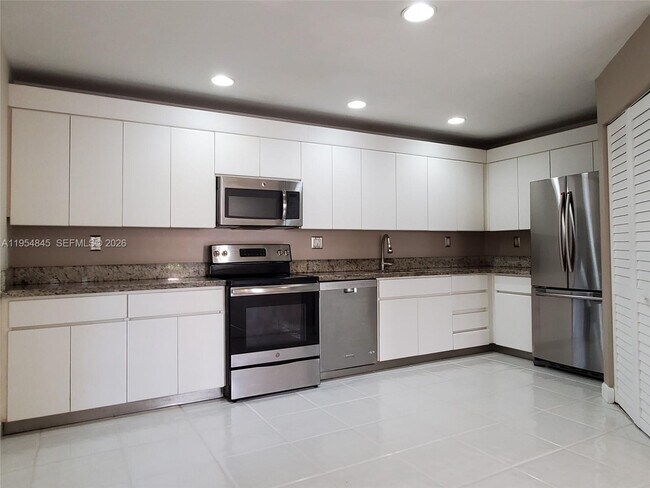 Photo - 561 Racquet Club Rd