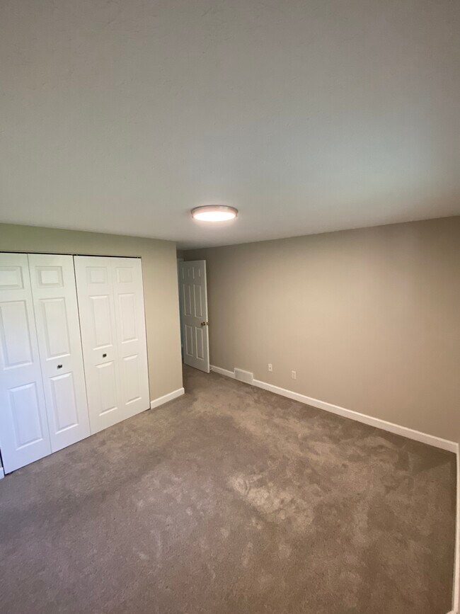 ROOM 2 w/ closet - 749 Howell St