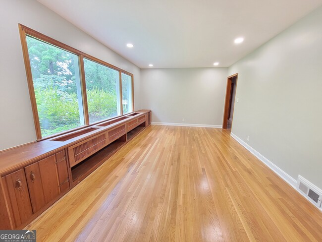 Photo - 2070 Black Fox Dr NE