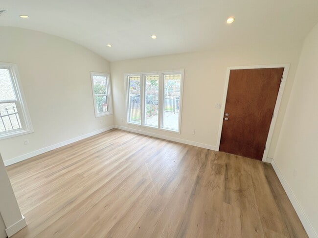 Building Photo - Front Unit 1027 Rental