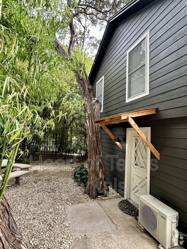 Building Photo - 411 Baker Unit #B Rental